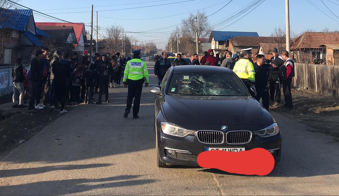 Dosar penal după ce trei tineri au fost agresaţi în trafic de un grup de romi. Maşina le-a fost vandalizată şi au fost şi jefuiţi