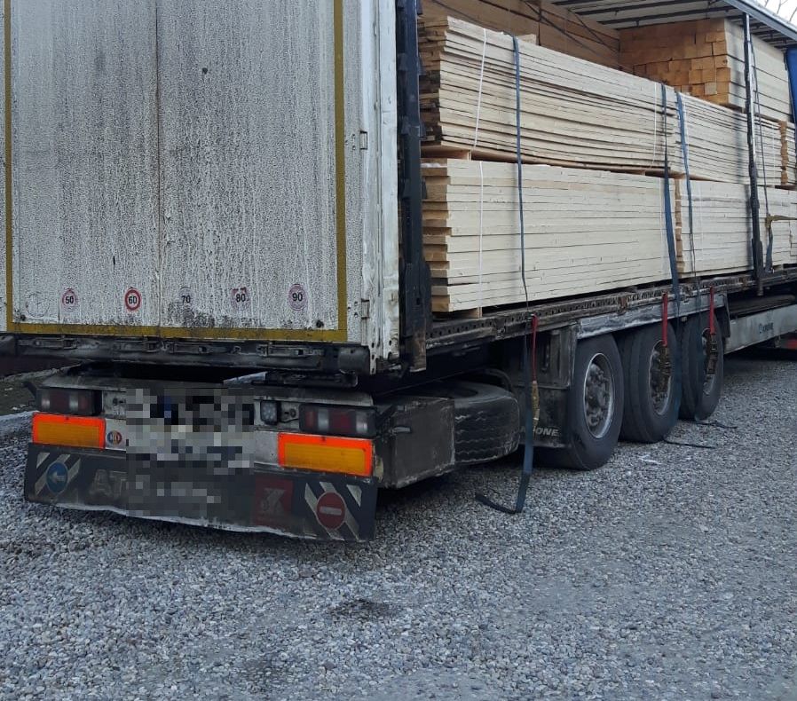 Transport ilegal de lemne, depistat în Olt. A fost confiscată cherestea în valoare de peste 8.000 de lei