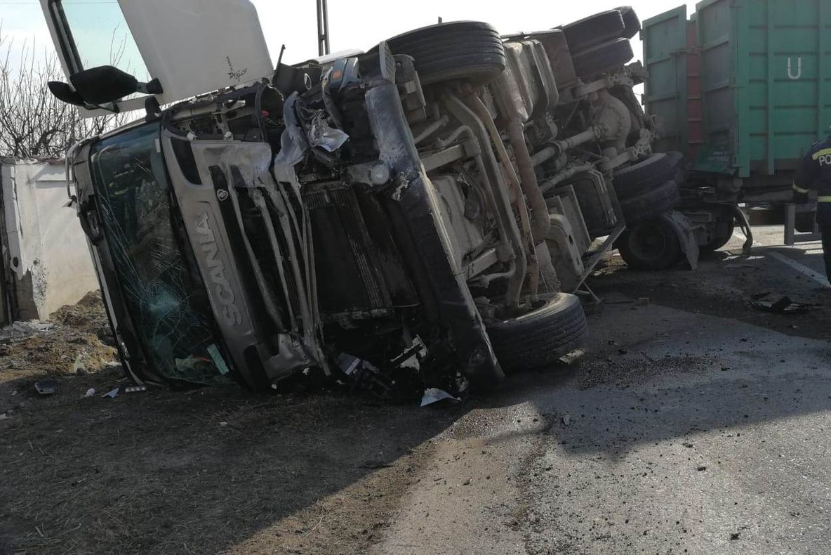 Drum blocat de un TIR încărcat cu furaje care s-a răsturnat - FOTO&amp;VIDEO