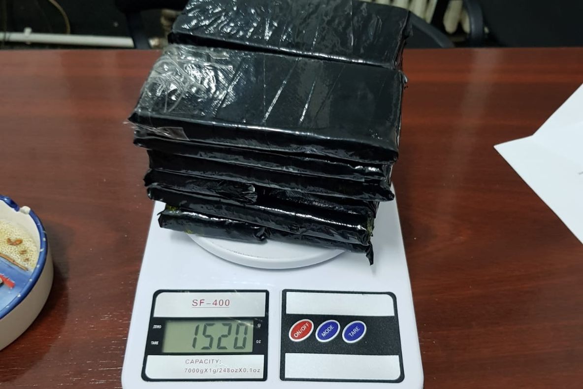 VIDEO. Captură de 1,5 kilograme de cocaină, la Slatina. Pachetele erau trimise din Spania, într-o imprimantă