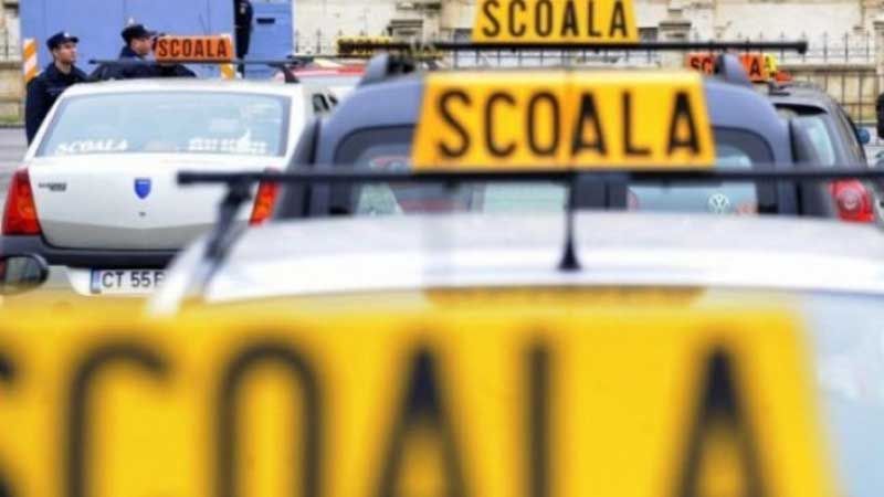 Instructor auto din Olt, trimis în judecată după ce a cerut 300 de euro unui cursant pentru obţinerea permisului de conducere