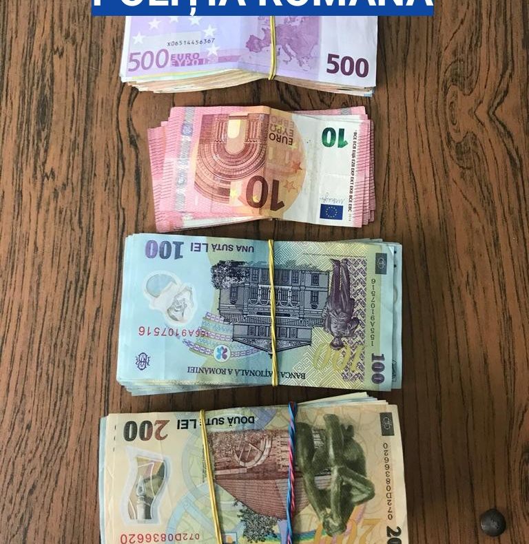 Valutiști din Slatina, prinși în flagrant. Câți bani au confiscat polițiștii de la ei/ FOTO