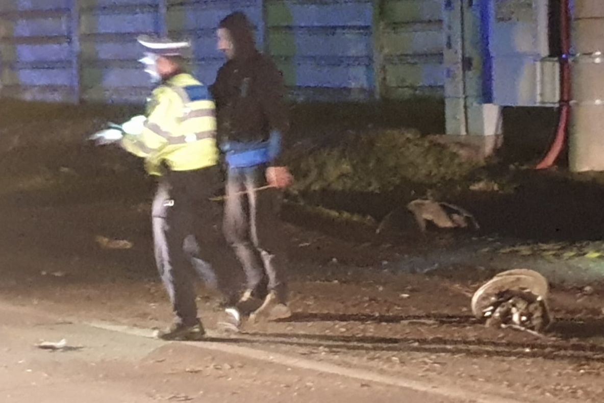 Cascadorie pe străzile Caracalului. Un șofer băut s-a răsturnat cu mașina încercând să fugă de poliție - FOTO&amp;VIDEO