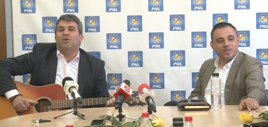 Un primar din Olt a făcut senzație cu chitara, în sediul partidului/VIDEO