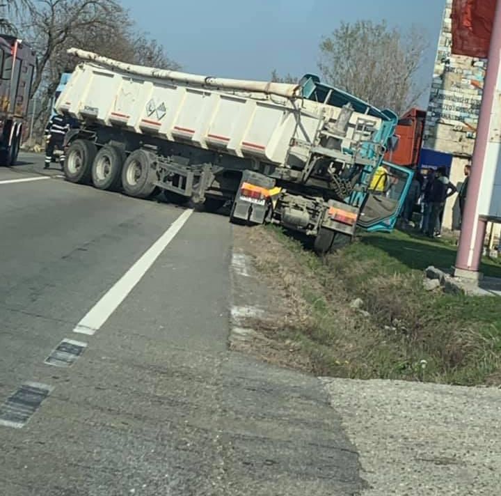 Accident în județul Olt, produs de EXPLOZIA unei anvelope a unei autocisterne - FOTO