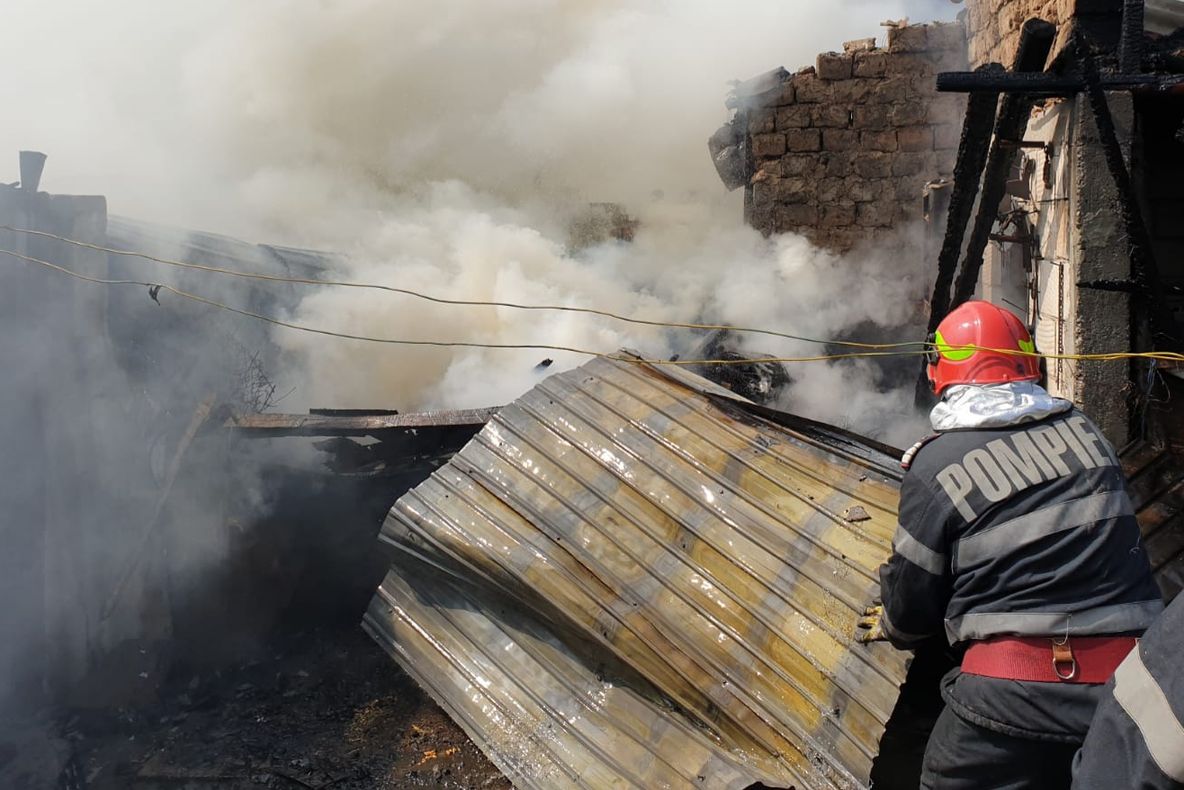 O femeie a ajuns la spital după ce gospodăria i-a luat foc - VIDEO
