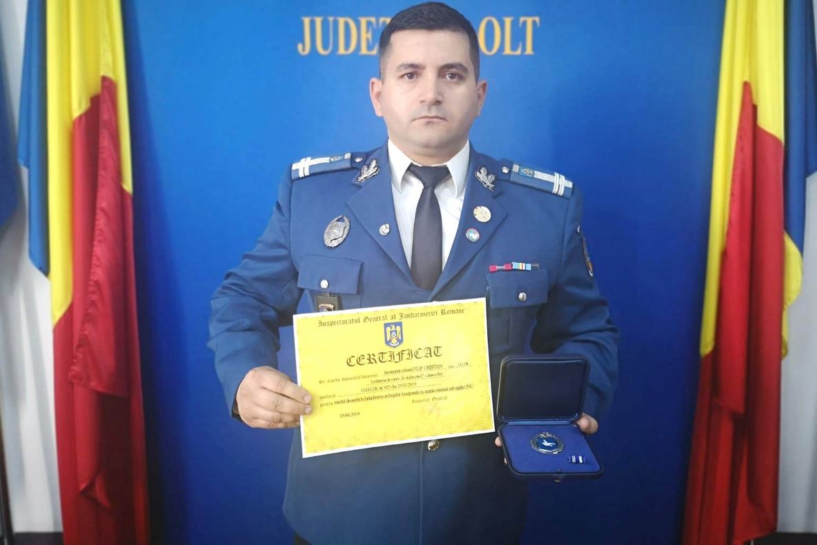 Decoraţii pentru doi jandarmi olteni, întorşi din misiuni în străinătate