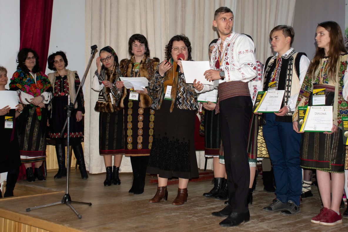 Un tânăr din Olt a luat premiul I la Festivalul de încondeiere a ouălor din Ciocăneşti-Suceava