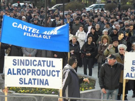 Sute de angajați ai uzinei ALRO ies mâine în stradă