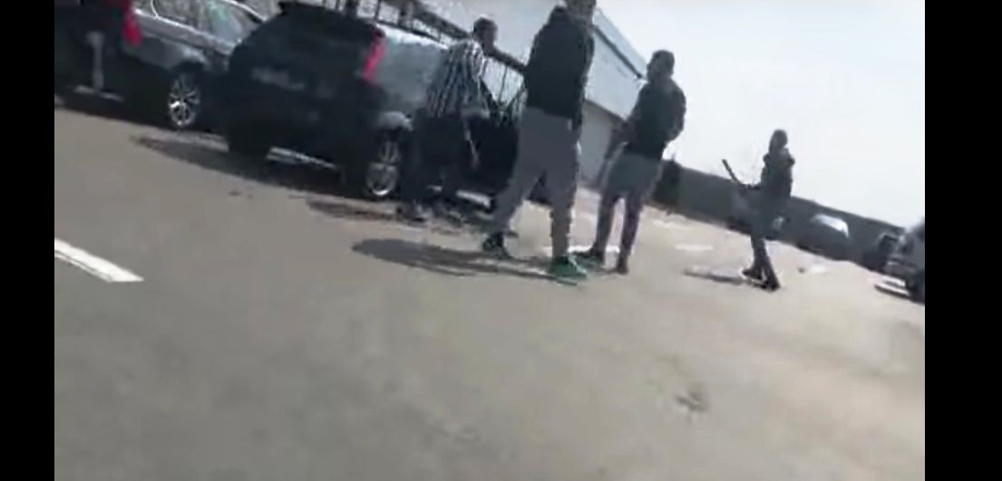 Bărbaţii care s-au bătut cu săbii şi lopeţi, în parcarea unui supermarket din Olt, reţinuţi de poliţişti