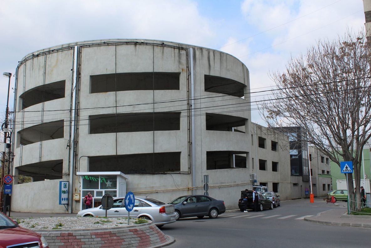 „Ingineriile” financiare marca Darius Vâlcov. Cazul parcării etajate din Slatina, ping-pong între primărie şi o firmă falimentată