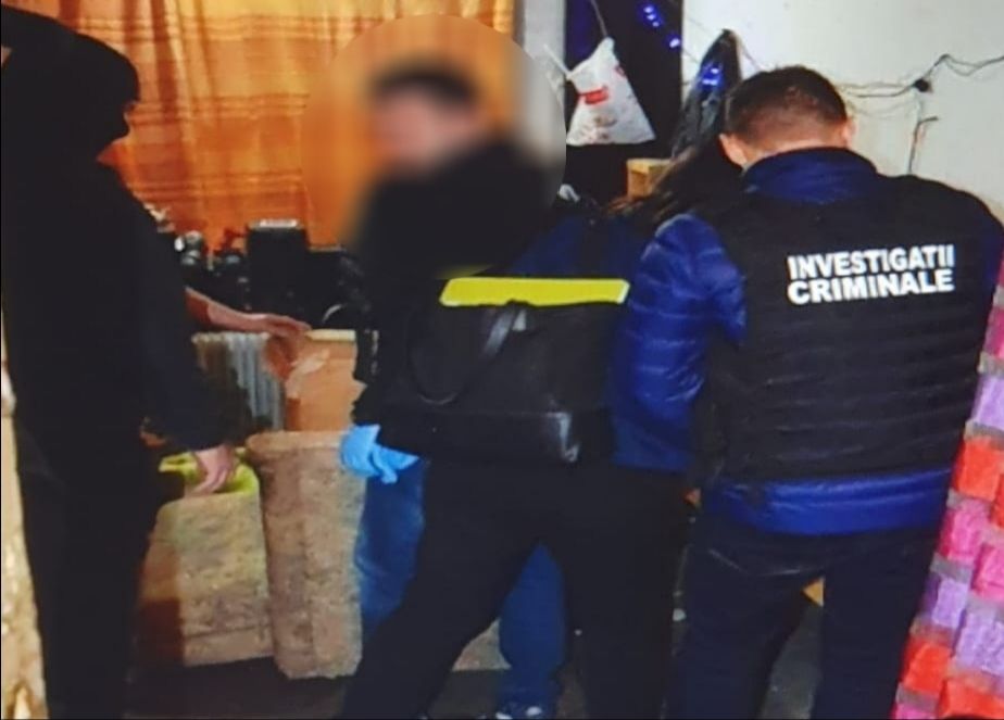 Bărbat bătut într-o scară de bloc din Slatina. Agresorul a fost arestat preventiv