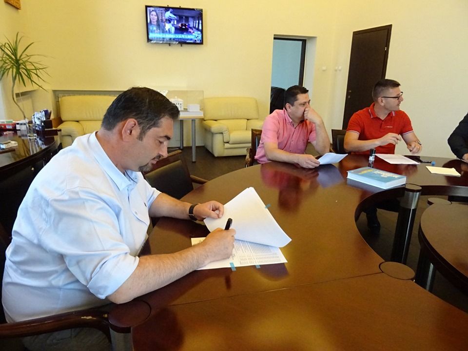 S-au semnat cele 3 contracte de asfaltare, la Slatina- 7 străzi intră în reabilitare