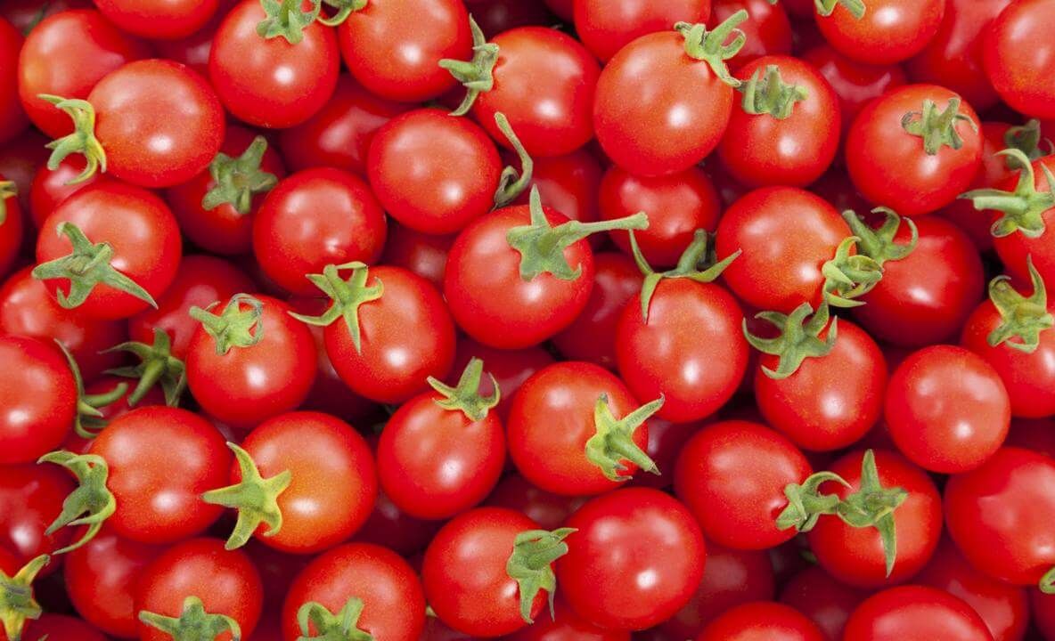 Roșii oltenești pe tarabe, la Piața Zahana. Cât costă un kilogram