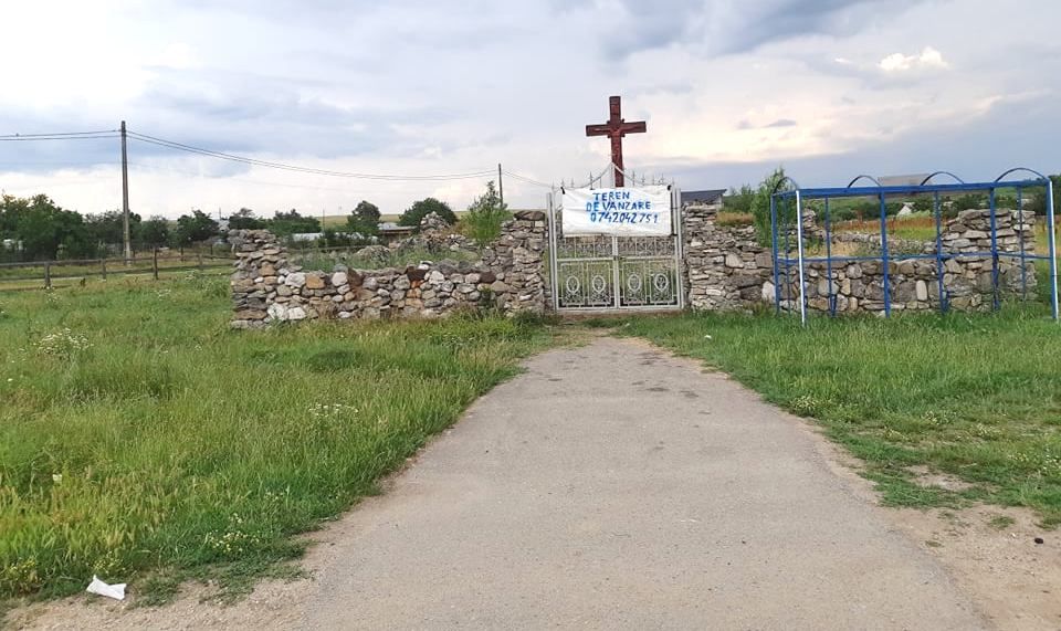 O troiţă aflată într-o comună din Olt, scoasă la vânzare. Demolarea crucii, la latitudinea viitorului proprietar - FOTO