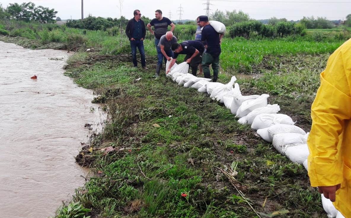 Cinci gospodării dintr-o comună din Olt, în pericol de a fi acoperite de apă. Pompierii au ridicat un dig de apărare - FOTO&amp;VIDEO