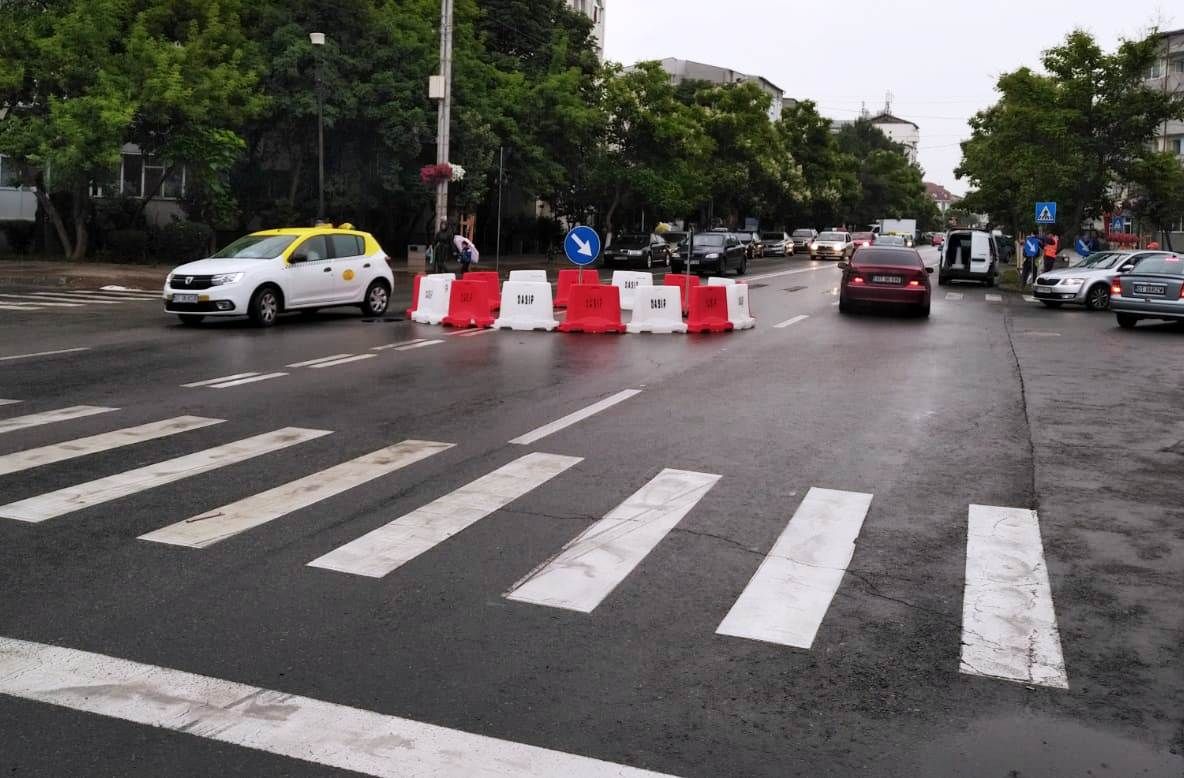 Un nou sens giratoriu, amenajat într-o intersecţie din Slatina