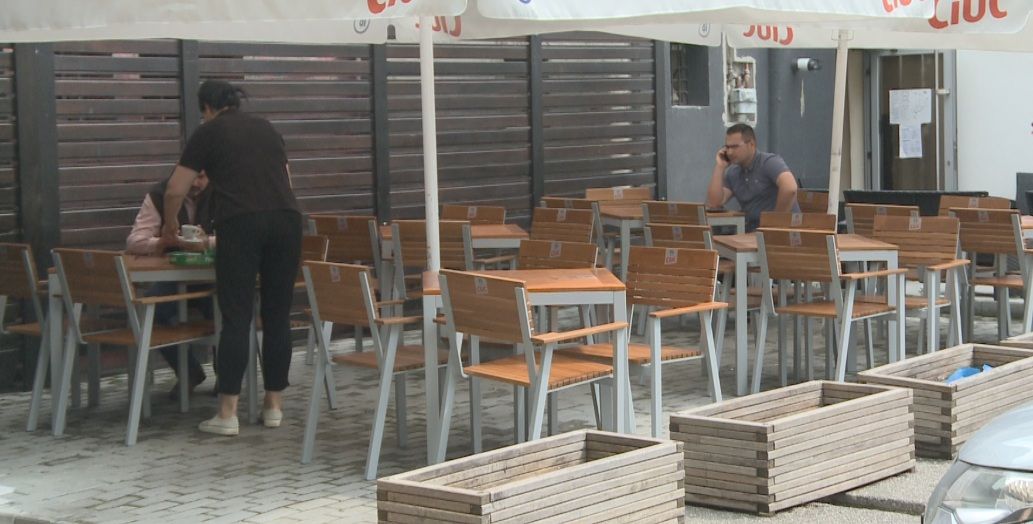Obligați de  polițiști, patronii teraselor din Slatina intră în legalitate