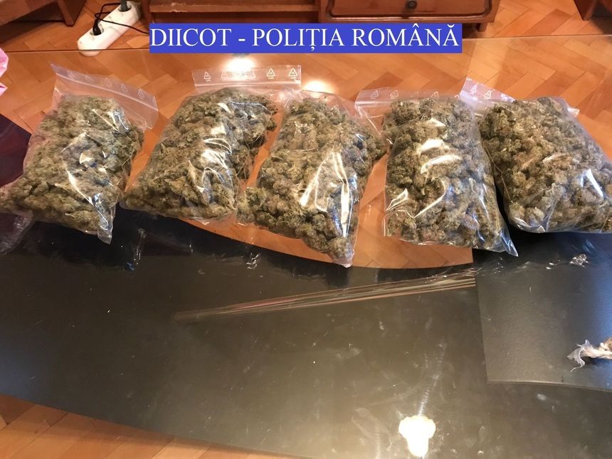 Cannabis trimis prin curierat la Corabia. Traficantul, arestat preventiv