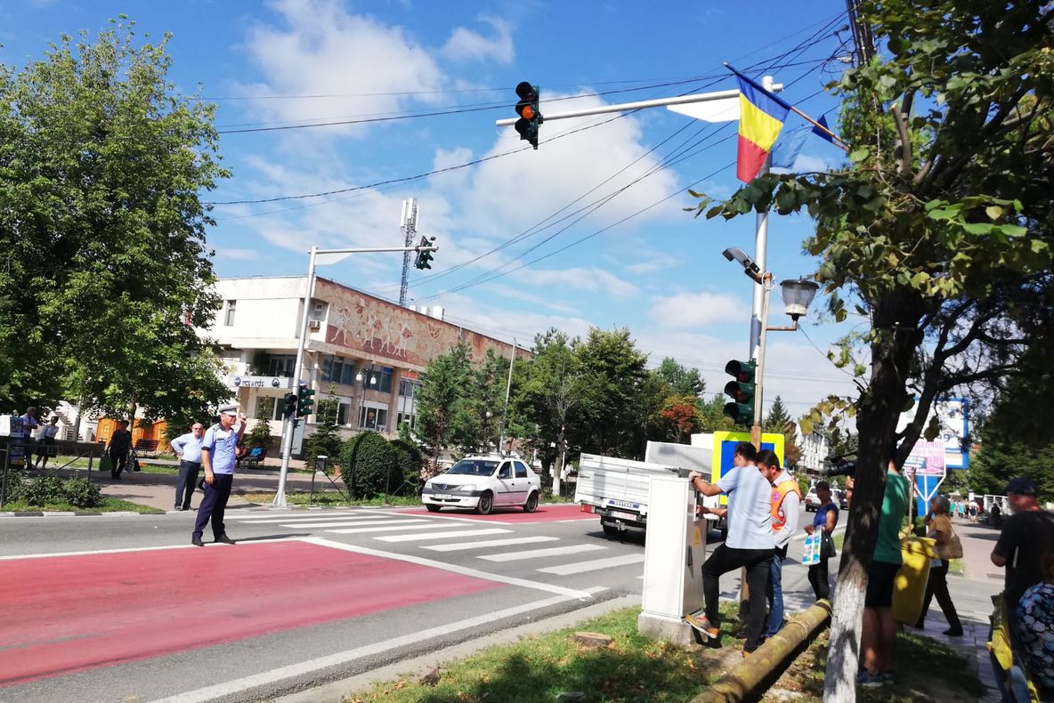 Semafoarele de la Balș, puse în funcțiune cu întârziere. Polițiștii au dirijat traficul- FOTO