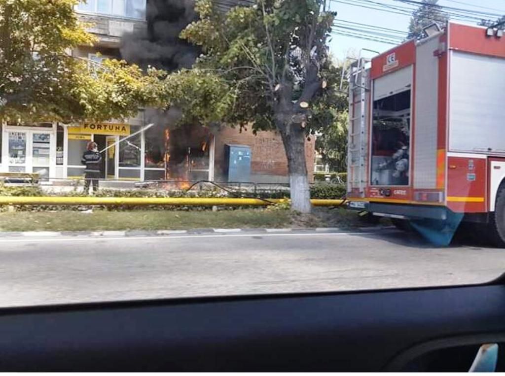Incendiu în Balş. Persoane evacuate după ce un spaţiu comercial a luat foc