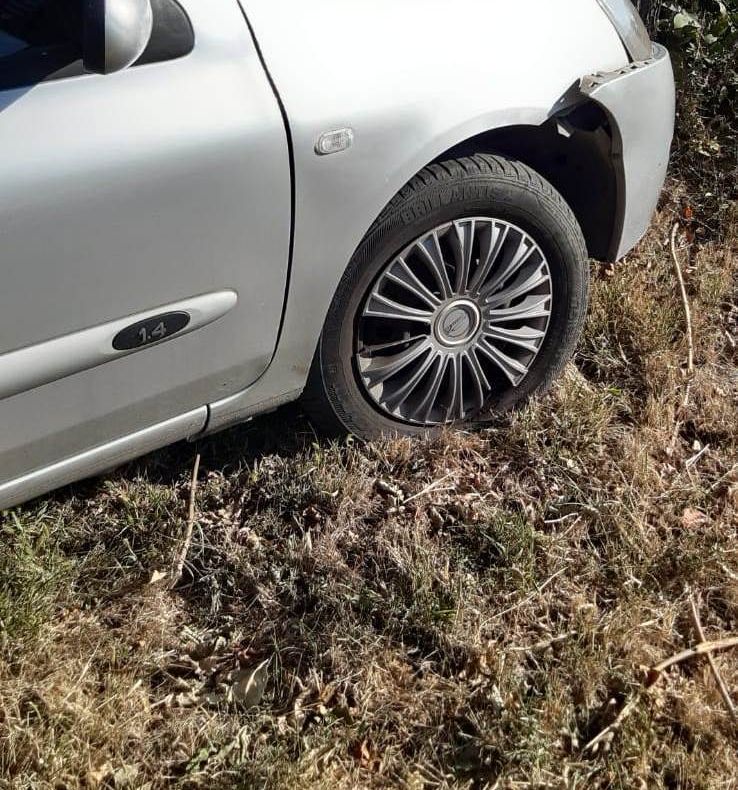 Accident în Slatina: A intrat cu maşina într-un pom, în timp ce se certa cu un alt şofer - FOTO