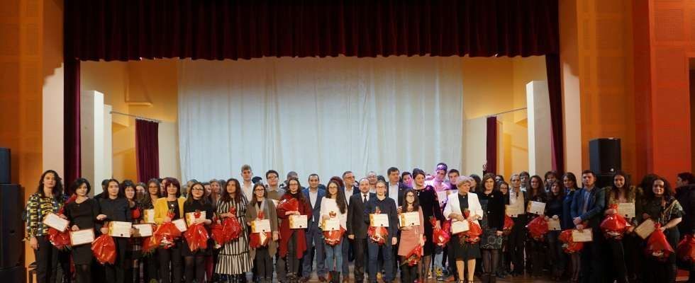 Premii consistente pentru elevii și profesorii cu rezultate excepționale