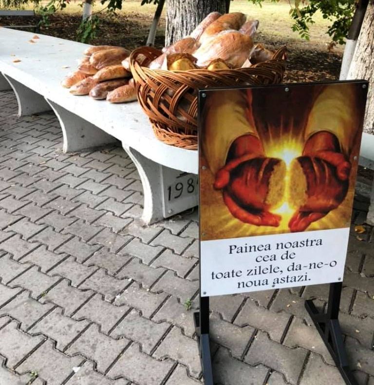 UMANITAR. O biserică din Slatina oferă, gratuit, pâine nevoiaşilor din oraş