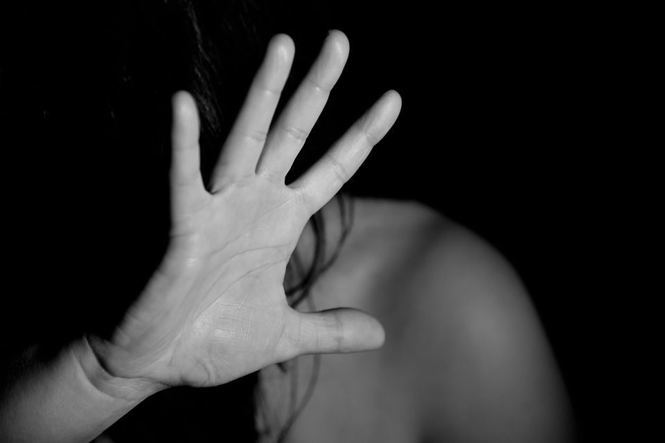 Un polițist din Olt a bătut o femeie, după ce ar fi încercat să o violeze