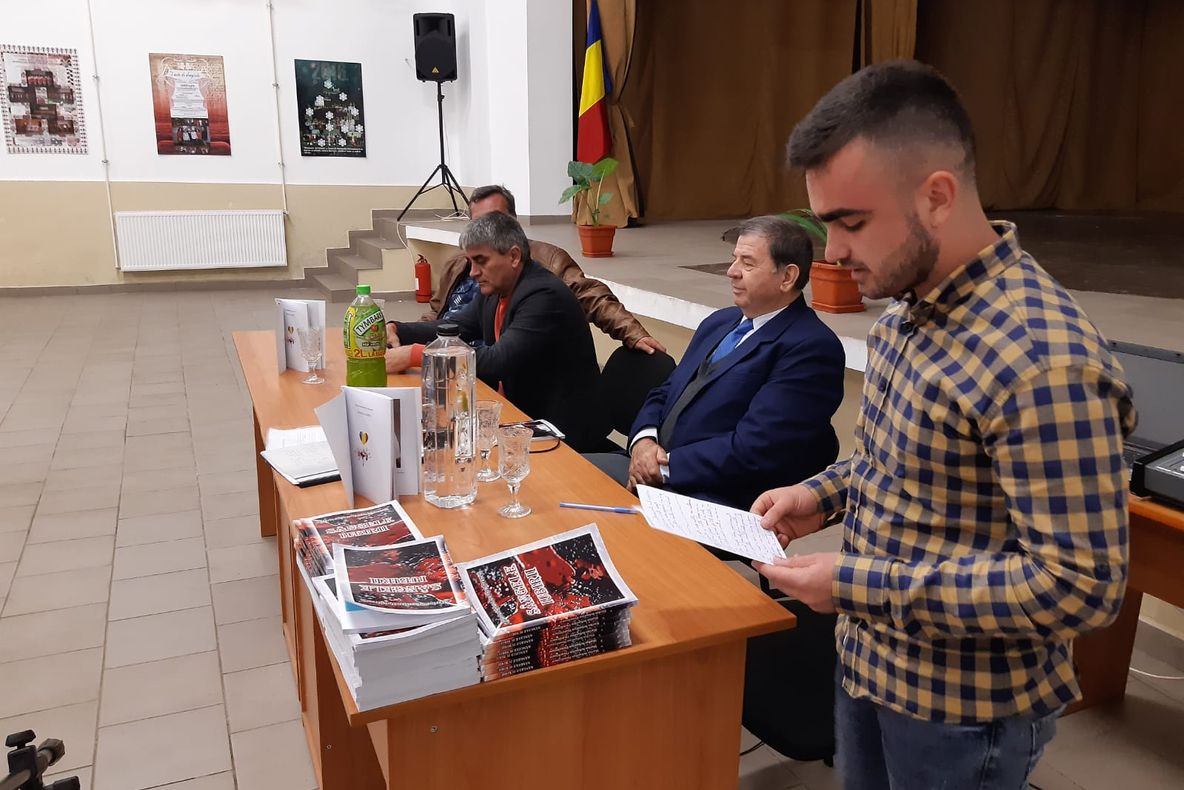 Un elev dintr-o comună din Olt și-a lansat prima sa carte- „Sângele iubirii”