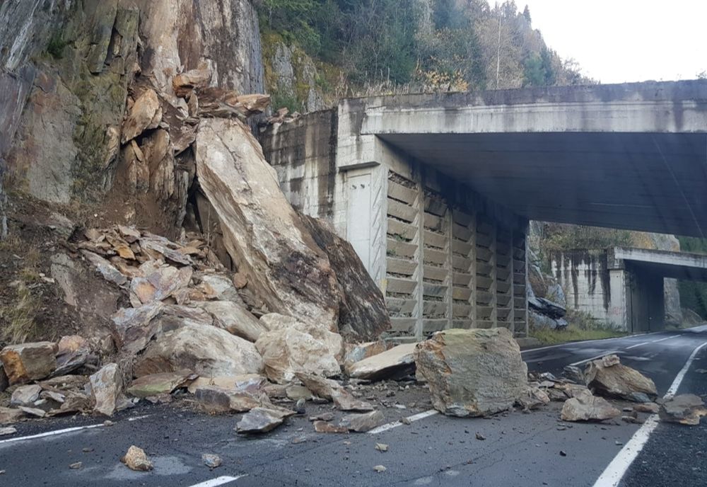 VIDEO/Alunecare de pietre pe Transfăgărășan, între Cârțișoara și Bâlea Cascadă