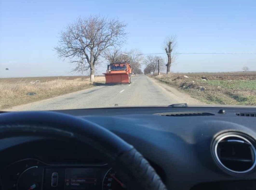Utilaj de deszăpezire, pe un drum din Olt, deși nu e zăpadă. Poza postată de ministrul Dezvoltării. Explicațiile drumarilor 