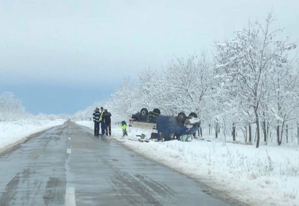 Şofer din Caracal, accident în Dolj. S-a răsturnat cu maşina pe plafon, după ce a derapat