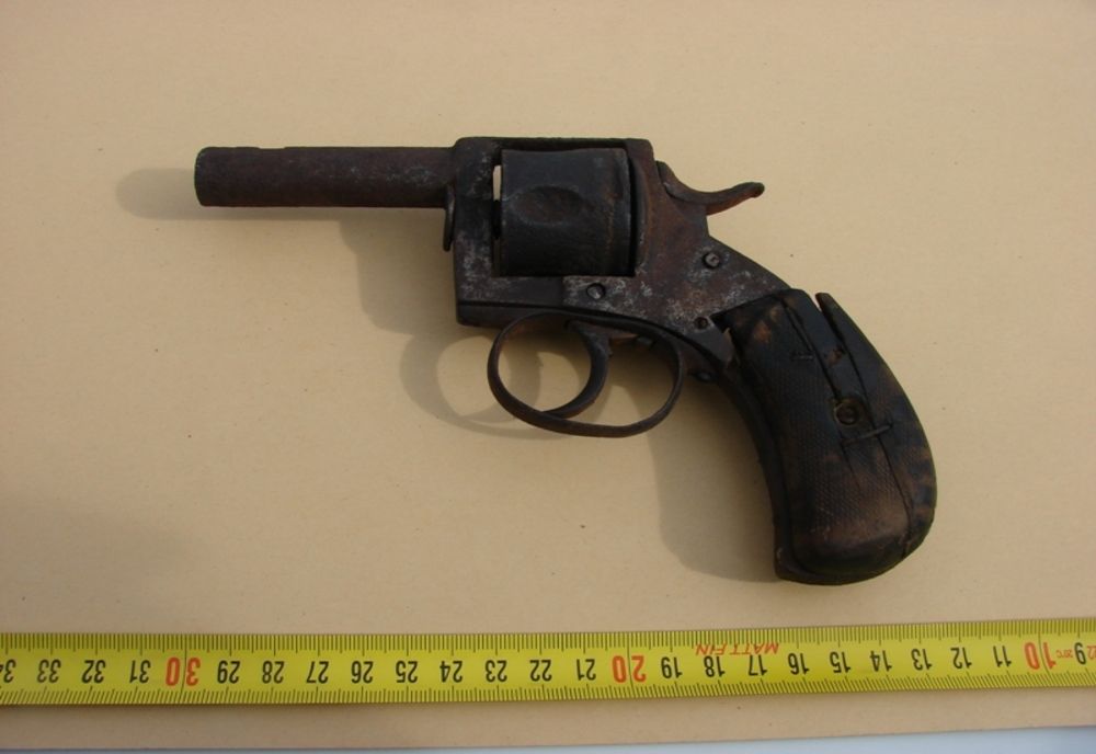 Un tânăr din Olt a scos la vânzare pe un site de anunţuri un pistol funcţional din Primul Război Mondial