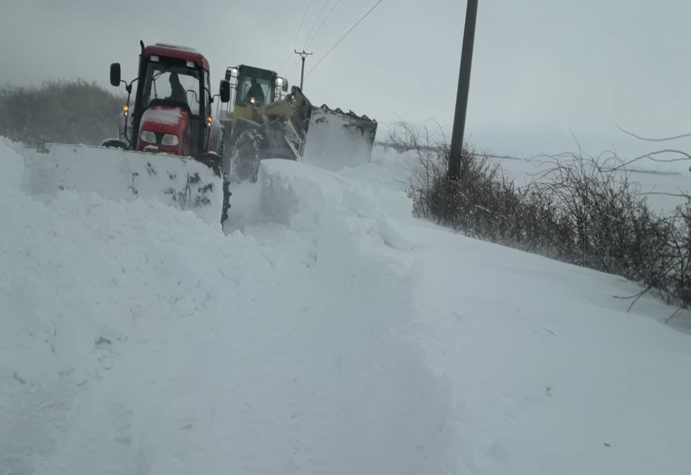 Autobuz blocat pe un drum cu zăpadă. Pompierii intervin pentru recuperarea pasagerilor
