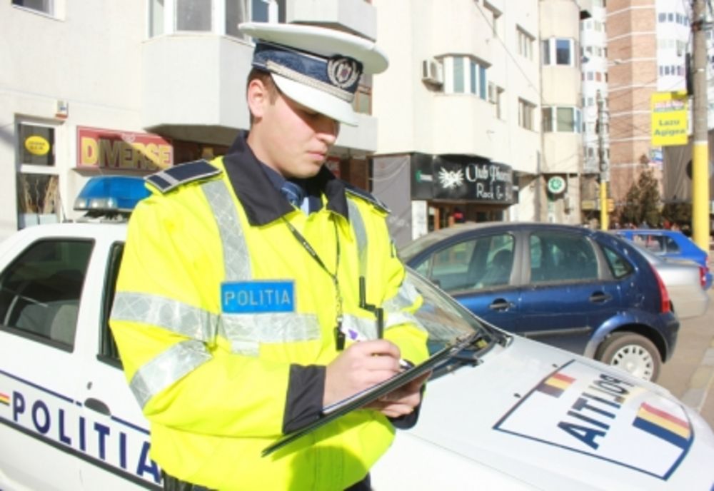 Zeci de permise de conducere reţinute de poliţişti, în weekend. Oamenii legii au aplicat şi sute de amenzi