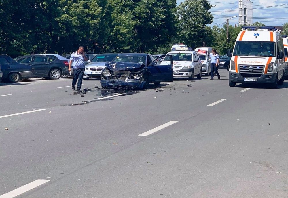 Trei maşini implicate într-un accident rutier, la Slatina. Două persoane rănite