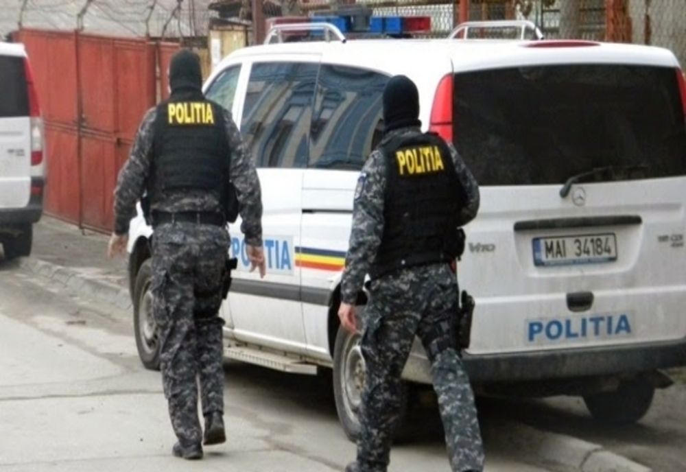Percheziţii într-un dosar în care primării şi şcoli din zece judeţe au cumpărat mobilier urban de la firme fantomă din Olt
