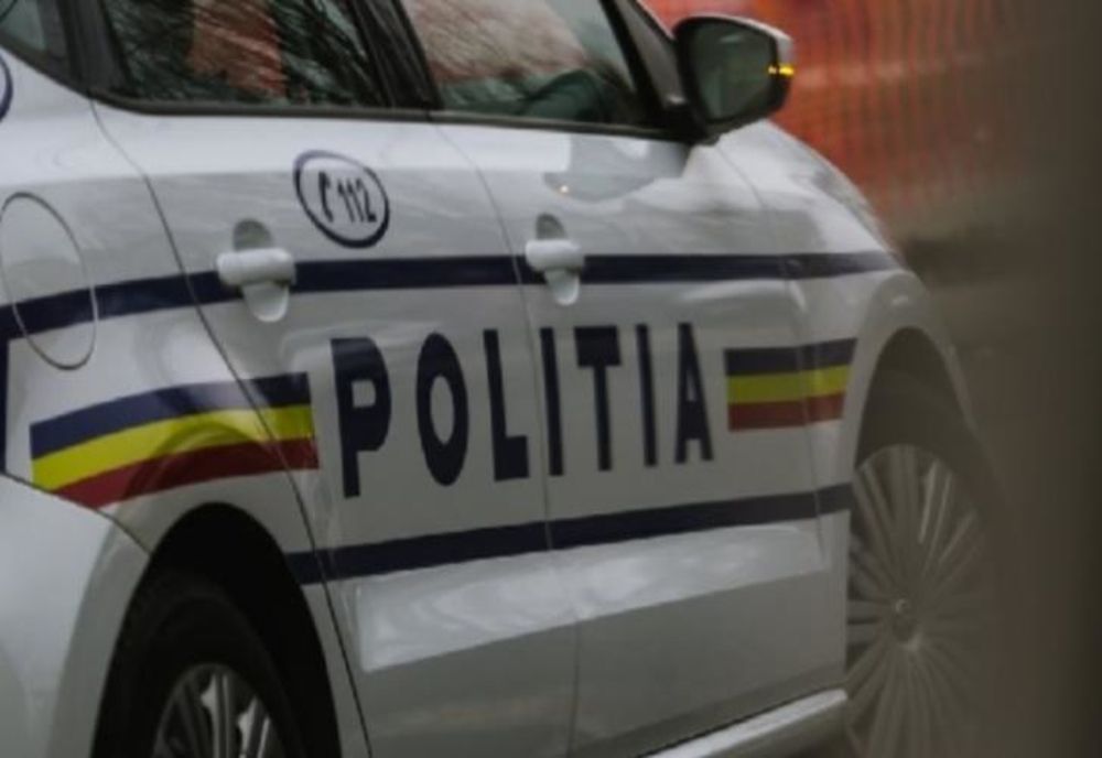 VIDEO. Tineri din Caracal, căutaţi de poliţişti după ce s-au filmat schingiuind un câine
