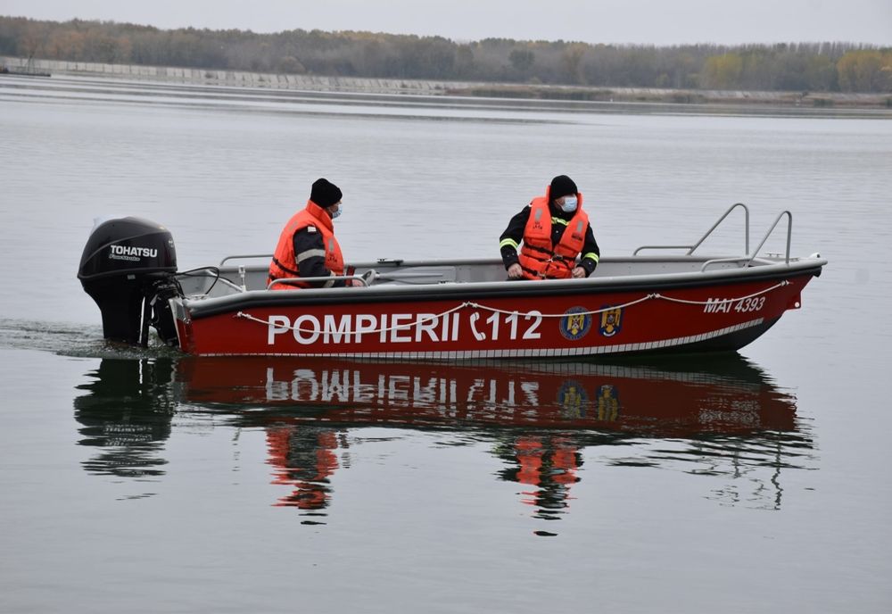 VIDEO. Scanfandrii din Olt şi Teleorman, în acţiune. Exerciţiu pentru salvarea unui pescar căzut din barcă