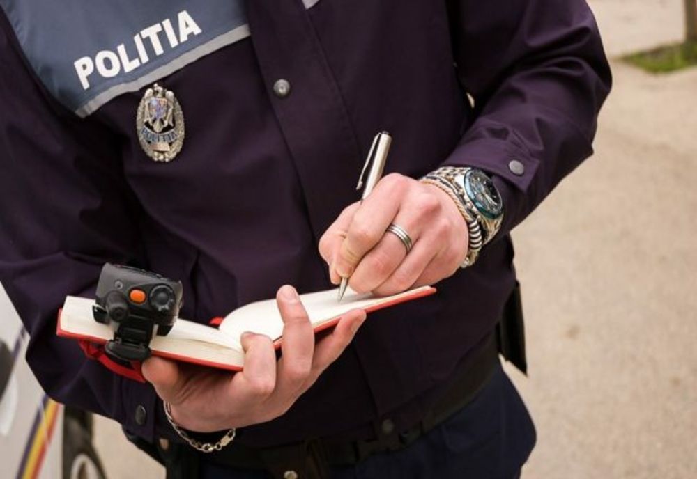 Olt: Petrecere cu zeci de persoane, spartă de poliţişti