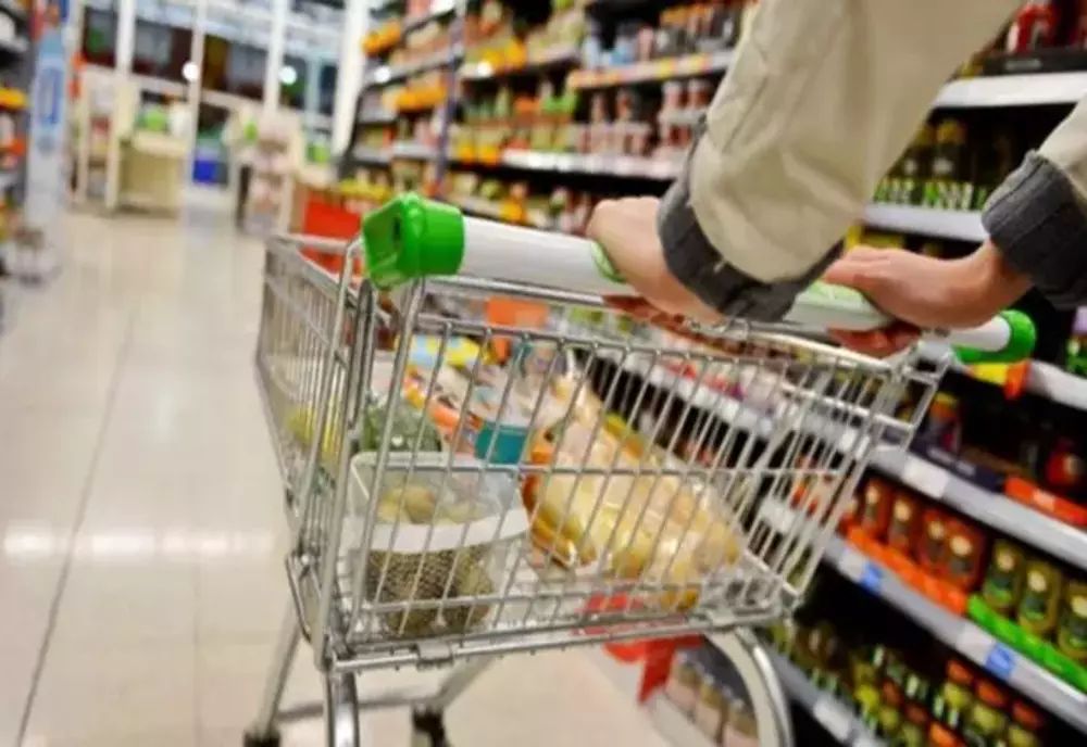 Restricţii din cauza pandemiei | Clienţii nu mai au voie în magazine fără cărucior