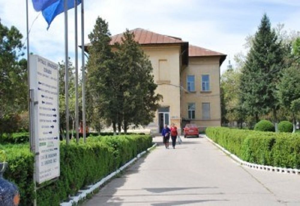 Medicul de gardă şi o asistentă, amendaţi în cazul bătrânului umilit pe holurile Spitalului Corabia