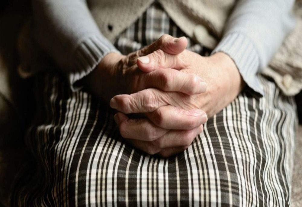 Olt: Un tânăr, reţinut după ce a violat o bătrână de aproape 80 de ani