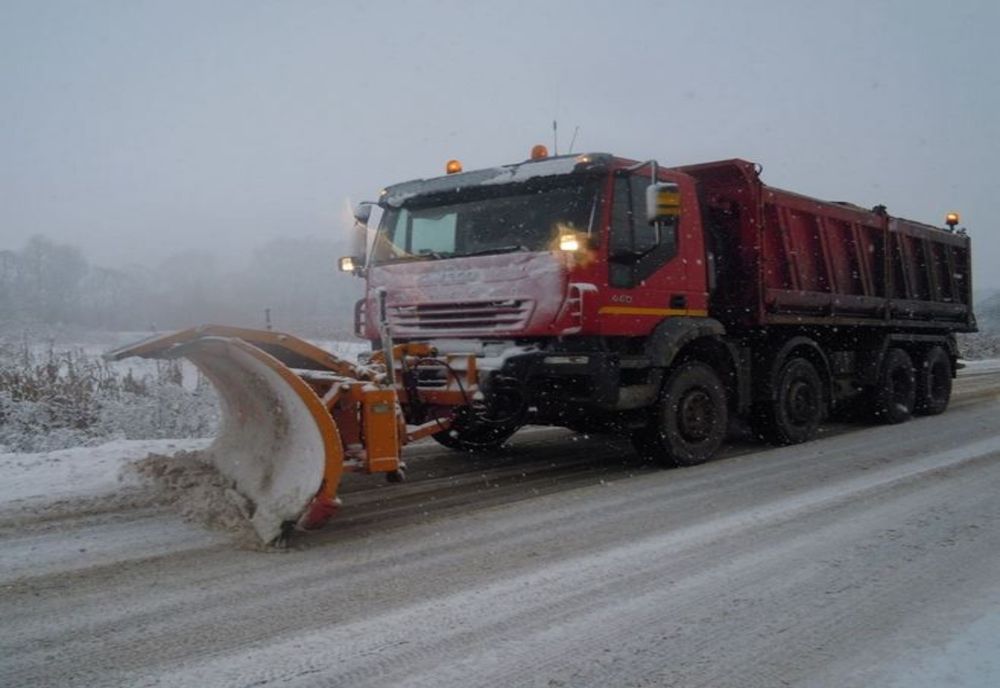 Primele probleme din cauza zăpezii în judeţul Olt: Un microbuz cu opt pasageri a derapat în şanţ
