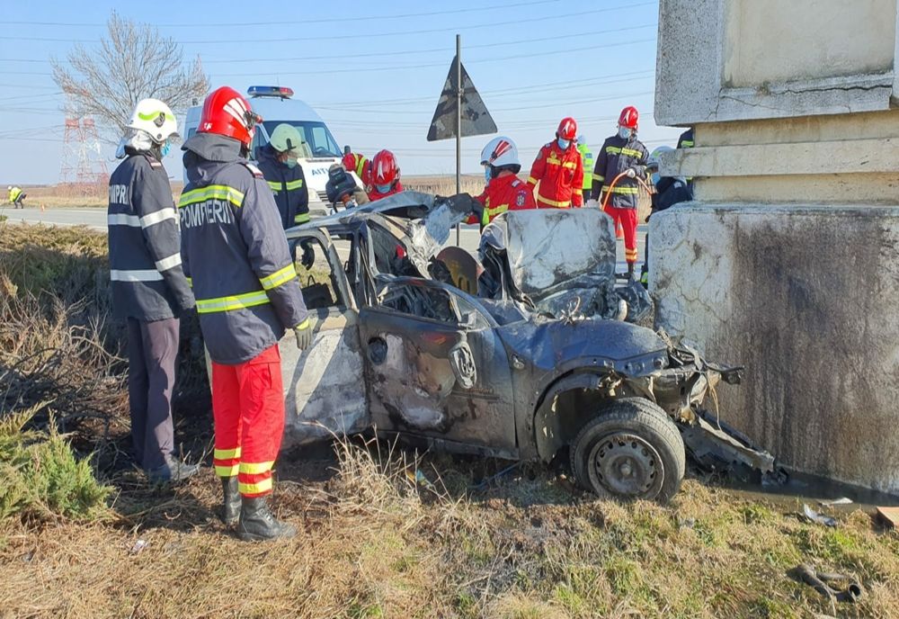 VIDEO: A intrat cu maşina în totemul de la intrarea în Slatina dinspre Piteşti şi a murit