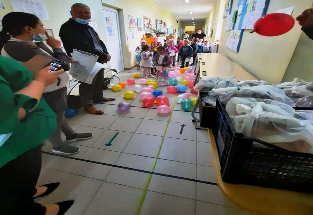 Olt: Copiii de la Şcoala Brebeni, cadouri de ziua lor