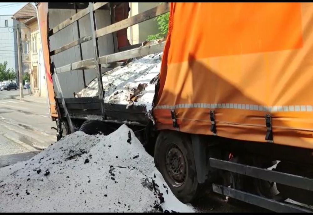 Un TIR a luat foc în mers, pe o stradă din Slatina (VIDEO)