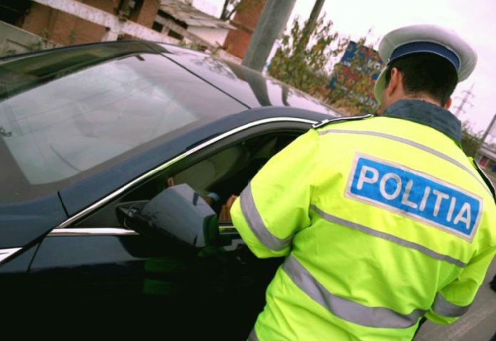 VIDEO. S-a întâmplat într-o comună din Olt. Băut şi fără permis, a intrat cu maşina într-un gard