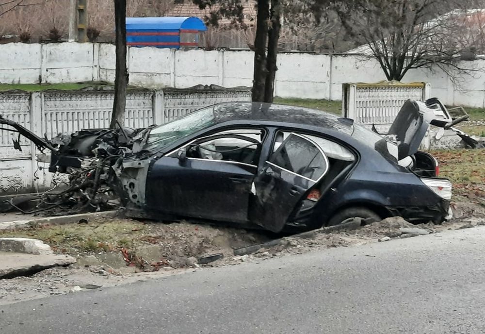 Olt: A intrat cu maşina într-un gard de beton, la Curtişoara